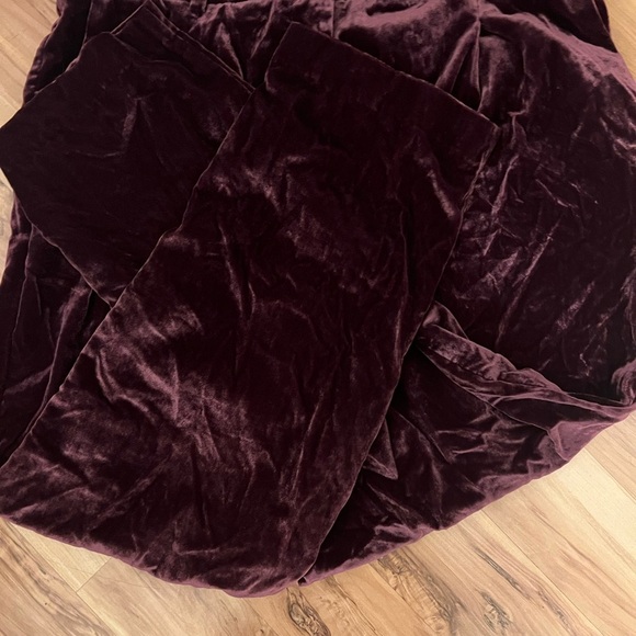 Pleated Tapered Pants in Velvet
Size 12 burgundy 
Loft brand - Picture 7 of 8